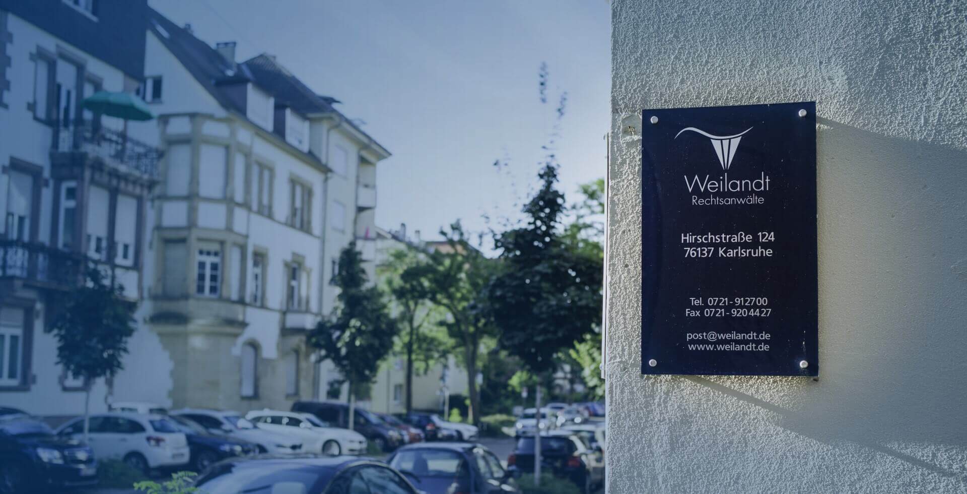 Eingangsschild der Anwaltskanzlei Weilandt in der Hirschstraße in Karlsruhe